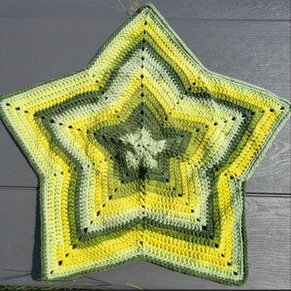Crochet star shaped baby blanket